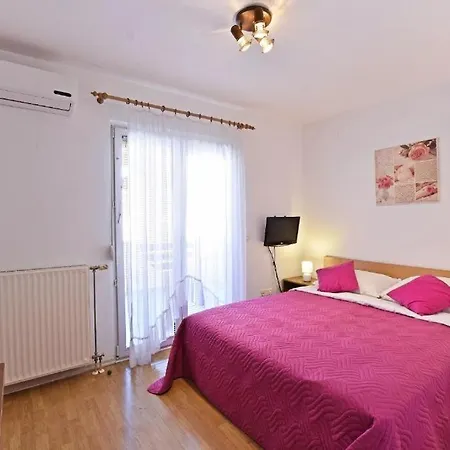 In With Balcony, Air Conditioning, Wifi 819-7 Apartment